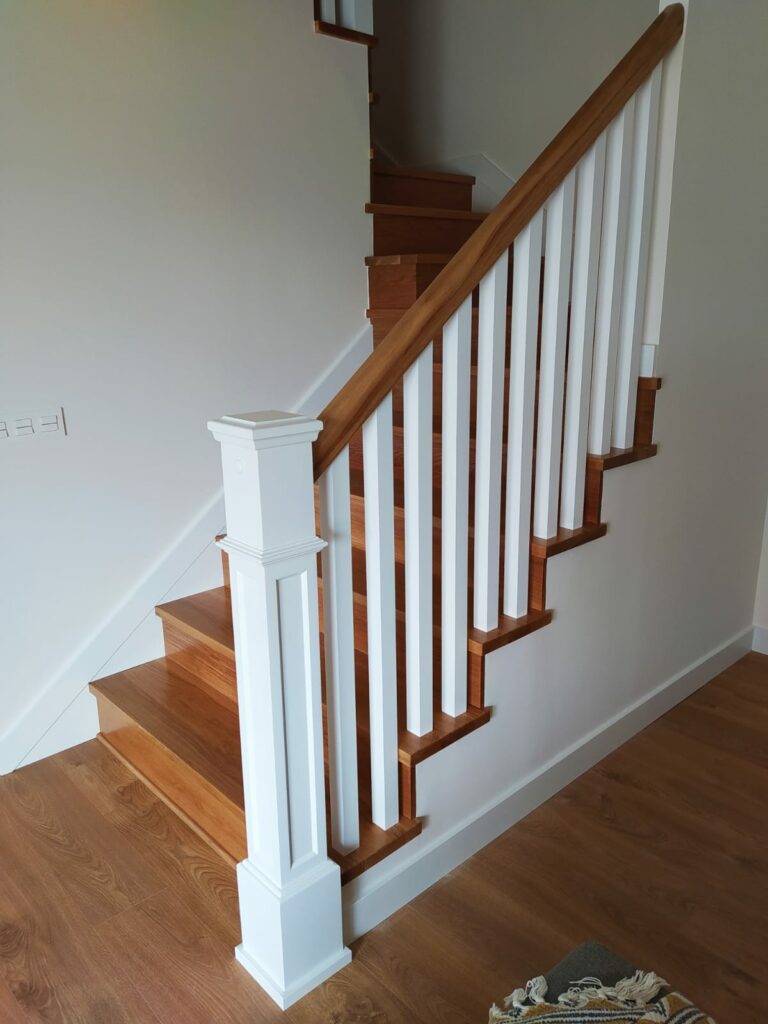 Escalera de madera decorativa, bañada en blanco